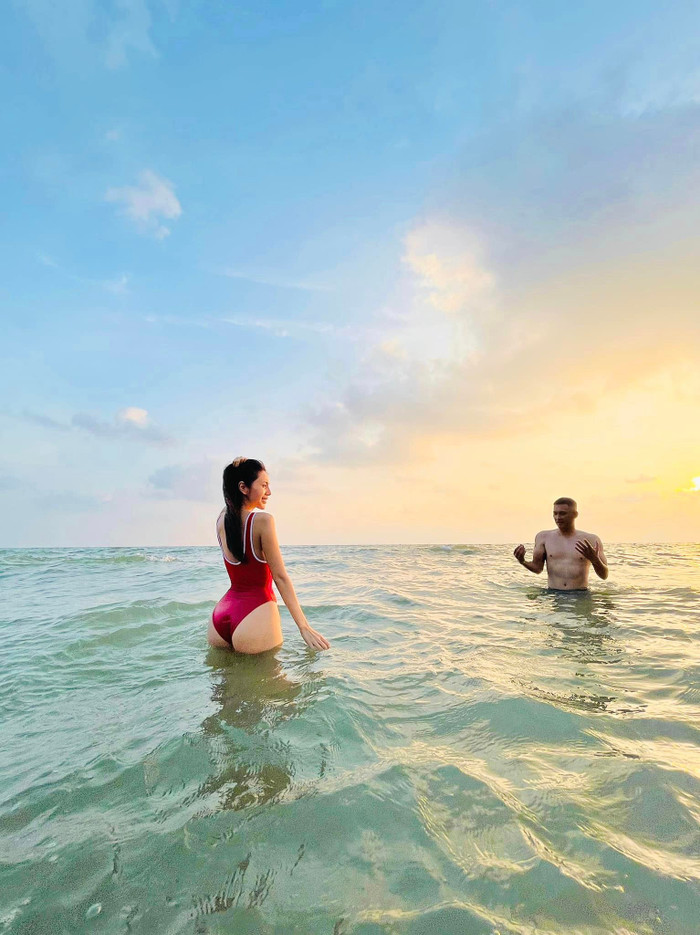 Thuỷ Tiên bất ngờ chê trách Công Vinh vô tri vì những biểu cảm lạ lùng, lạc quẻ trong khung ảnh.