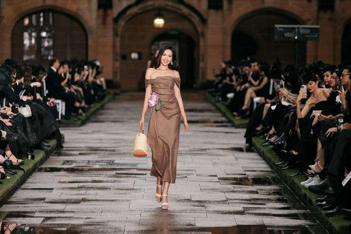  Ngọc Châu gây tranh cãi khi catwalk ở nước ngoài Ảnh 1