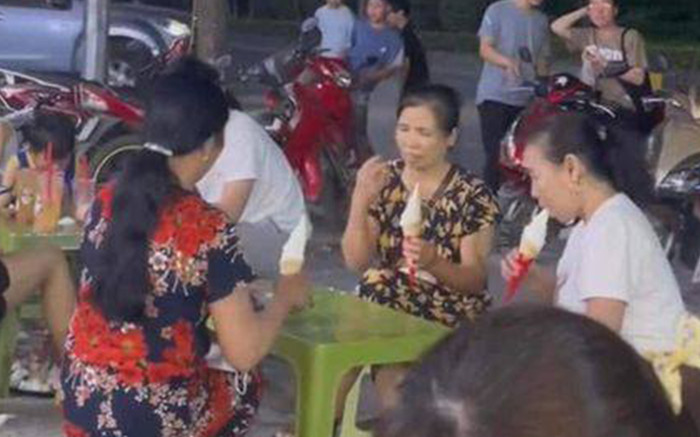Dân mạng lan truyền hình ảnh nhóm 'bà ngoại' ăn kem, ước ao: 'Về già chỉ mong chị em có nhau' Ảnh 2