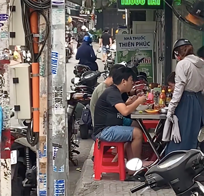 Trường Giang giản dị ngồi ăn vỉa hè sau khi đón tin vui lần hai: 'Hào quang rực rỡ là đây!' Ảnh 2