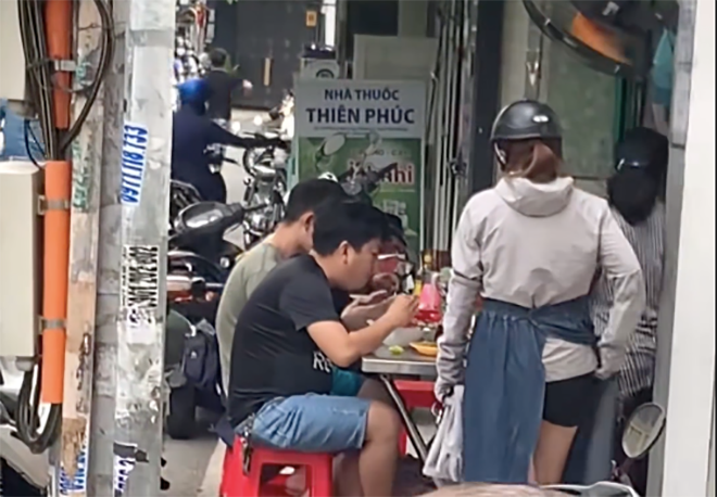 Nhân vật được cho là Trường Giang bị bắt gặp đang ngồi ăn vỉa hè.