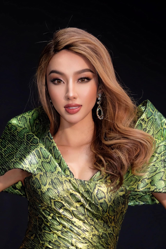 Đây có thể được xem là 'giao diện' để đời trong nhiệm kỳ của Miss Grand International 2021. Nhiều người còn ví Thùy Tiên giống tượng sáp thì bị dính phải 'lời nguyền tóc giả'. 