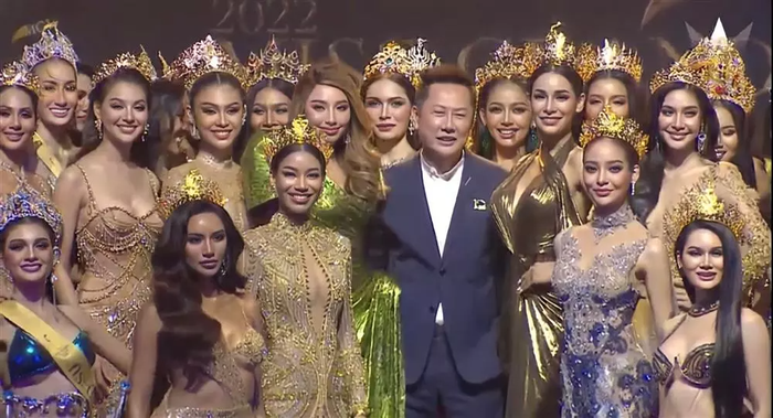 Bộ tóc 'xu cà na' khiến Thùy Tiên bị trừ điểm trọng trọng trong năm 2022. Có lẽ, khi nhìn lại loạt ảnh này có cô nàng sẽ 'nổi da gà' vì sai lầm chọn kiểu tóc. 