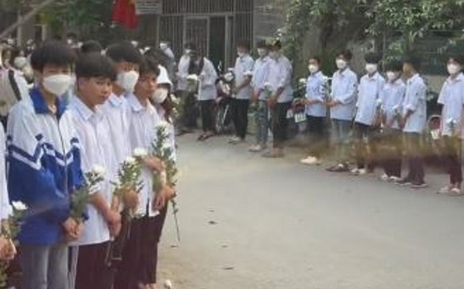 Chuyện xúc động đằng sau clip học sinh xếp hàng dài, tay cầm hoa cúc trắng tiễn biệt cô giáo lần cuối Ảnh 2