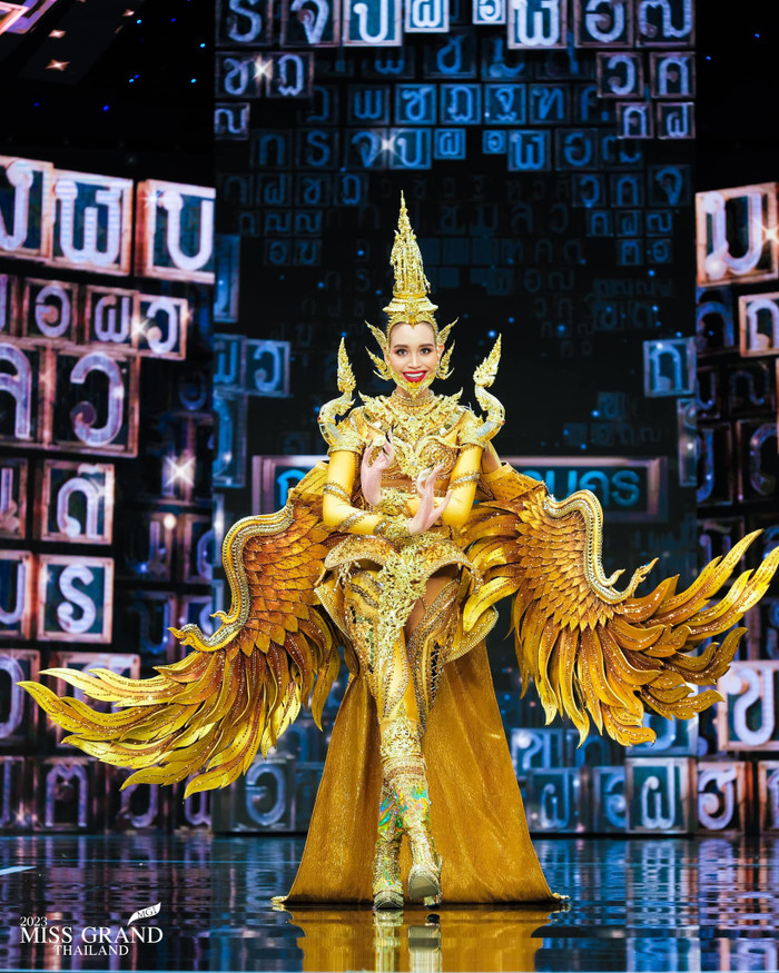 Miss Grand Krung Thep Maha Nakhon (Bangkok) xuất hiện với trang phục màu vàng nổi bật. Tuy nhiên, nếu chưa xem qua phần trình diễn, rất nhiều người sẽ lầm tưởng bàn tay đặt trước ngực của nàng hậu là thật. Thực chất, tay của người đẹp được giấu bên trong đôi cánh để giúp cô chuyển động đôi cánh 