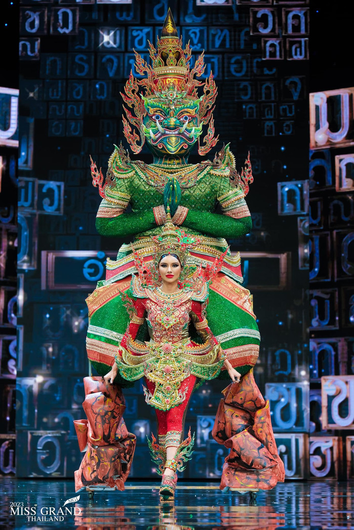 Miss Grand Amnatcharoen 2023 mang cả vị thần lên trình diễn. Người đẹp được biết đến với loạt thành tích đầy ấn tượng như: Á hậu 3 Miss Grand Thailand 2020, Miss Eco Thailand 2021