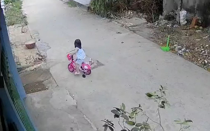Bé gái tự làm ngã xe liền bắt đền ông chú, CĐM đồng loạt: Không có camera thì sao rửa hết nỗi oan này Ảnh 2