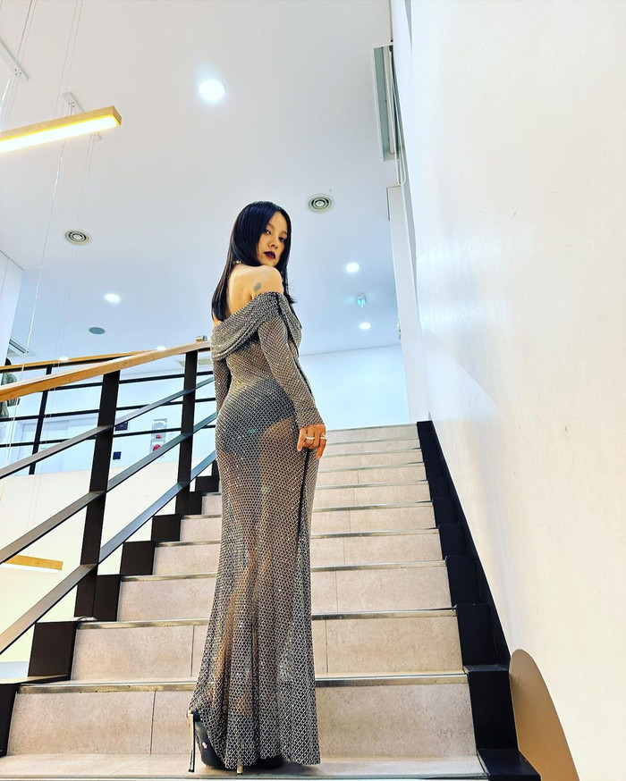  'Nữ hoàng gợi cảm' Lee Hyori 'chặt đẹp' hoa hậu Engfa khi cùng diện mốt xuyên thấu Ảnh 2