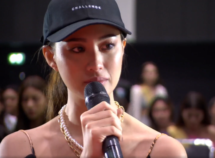 Chayathanus Saradatta đã rơi nước mắt khi phải 'cãi tay đôi' với ông Nawat trước sóng livestream để bảo vệ đức tin của mình. 