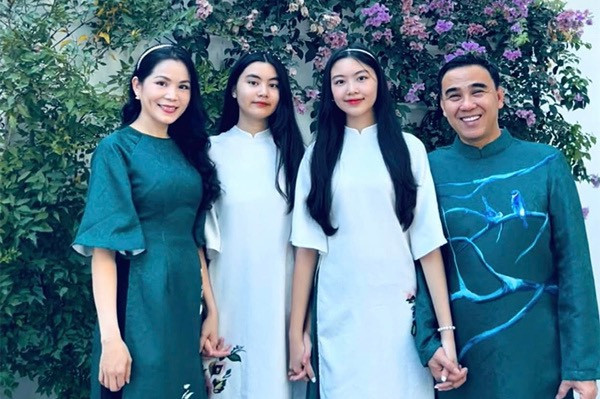 MC Quyền Linh và bà xã Dạ Thảo đã bên nhau hai thập kỉ và có hai cô con gái Lọ Lem - Hạt Dẻ vừa xinh đẹp, giỏi giang. 