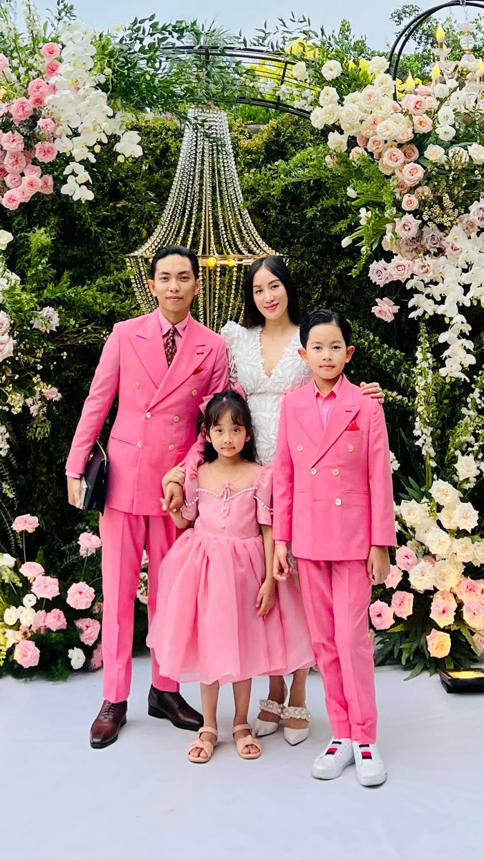 Gia đình Khánh Thi Phan Hiển luôn chú trọng, đầu tư vào trang phục mỗi khi xuất hiện ở chốn đông người