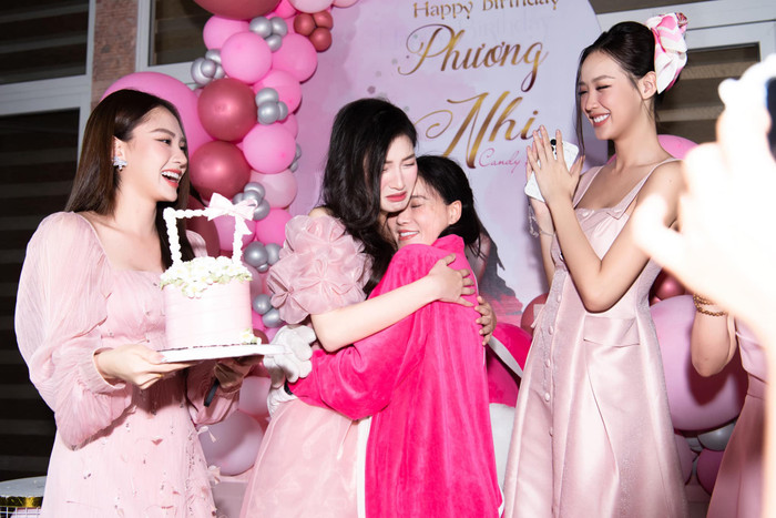 Phương Nhi bật khóc nức nở, ôm chầm lấy mẹ khiến nhiều người xúc động
