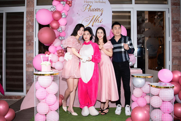 Mẹ của Phương Nhi cùng người thân trong gia đình đã bí mật xuất hiện để tạo bất ngờ cho nàng hậu