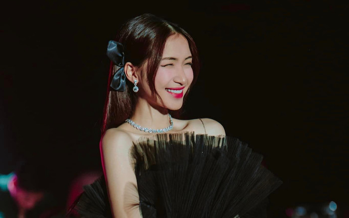 Hòa Minzy trắng 'phát sáng' biểu diễn trong bar, dân mạng xôn xao trước chiều cao thật Ảnh 2