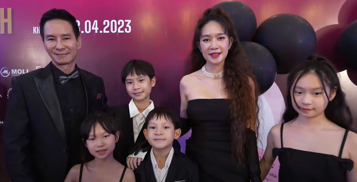 Lý Hải - Minh Hà và 4 nhóc tì.