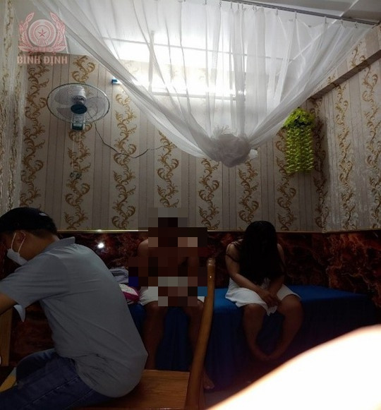  Bên trong quán massage Quốc Tế, 4 đôi trai gái đang 'mây mưa' cuồng nhiệt thì bị bắt quả tang Ảnh 1
