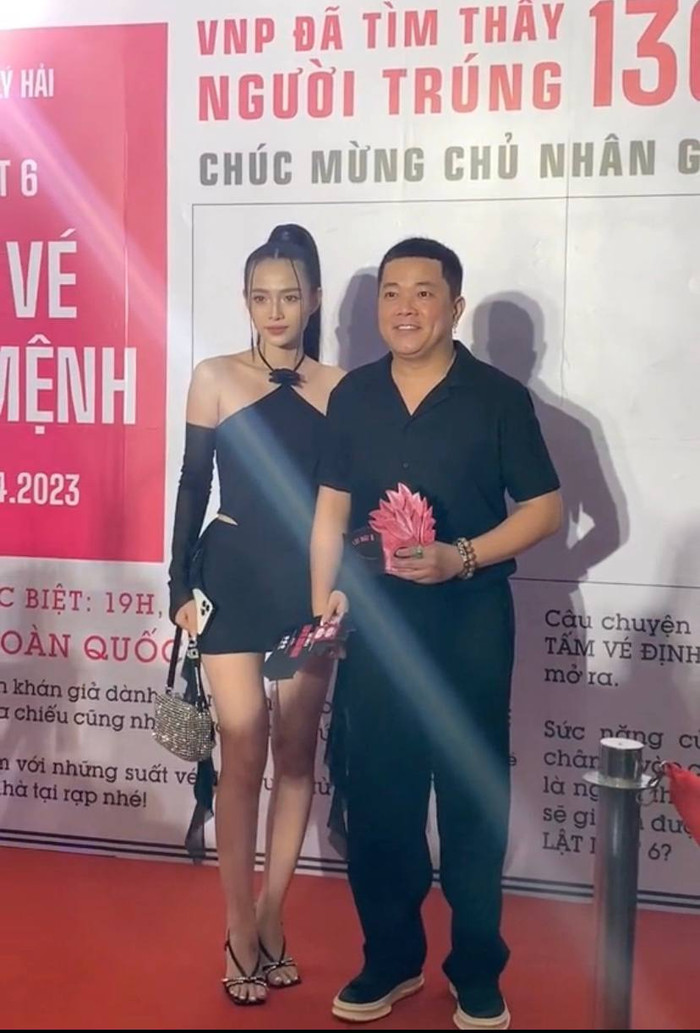  Diễn viên Hoàng Mèo sánh đôi bên cô gái trẻ lạ mặt, nắm tay tình tứ sau hai tuần xác nhận ly hôn Ảnh 3