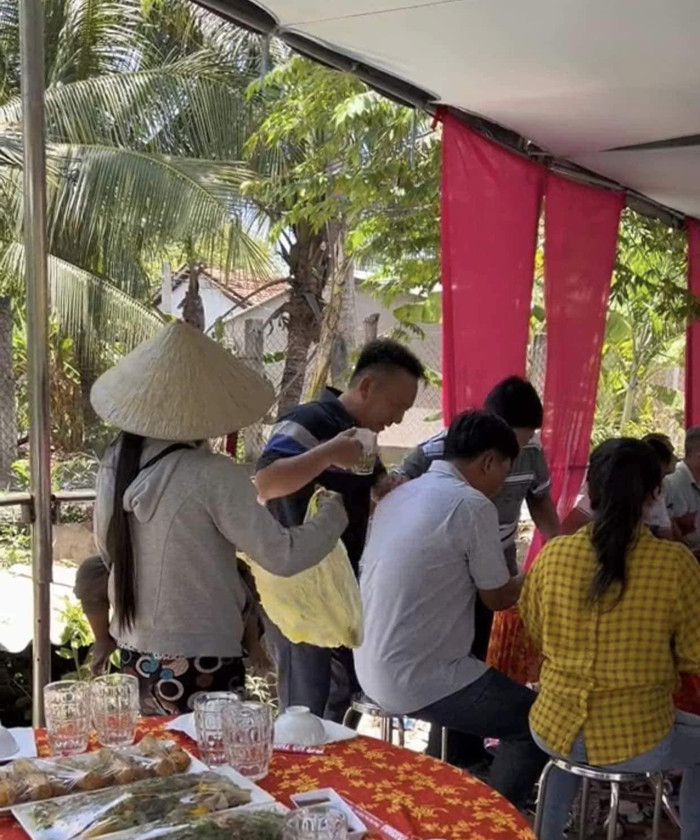  Người đàn ông dồn cỗ vào túi nilon tặng mẹ con chị bán vé số, cách cho 'đặc biệt' khiến ai nấy nể phục Ảnh 2