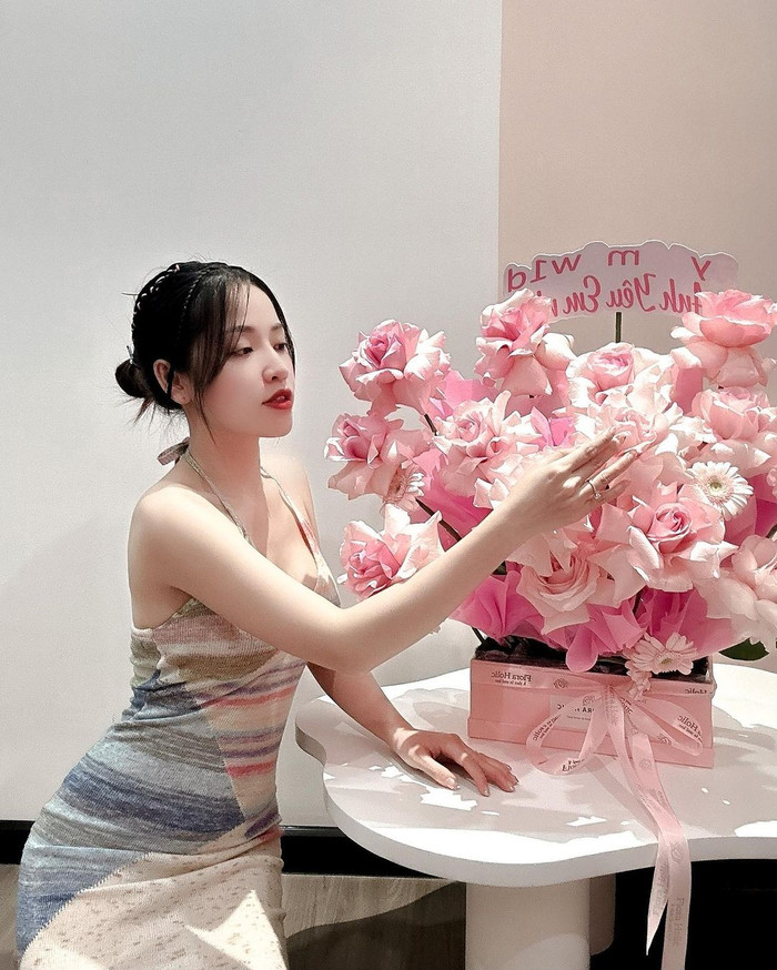 Puka khoe nhan sắc cạnh bó hoa hồng gây chú ý.