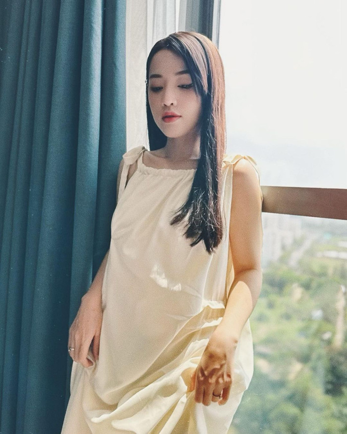 Puka dịu dàng trong bộ váy nhạt màu.