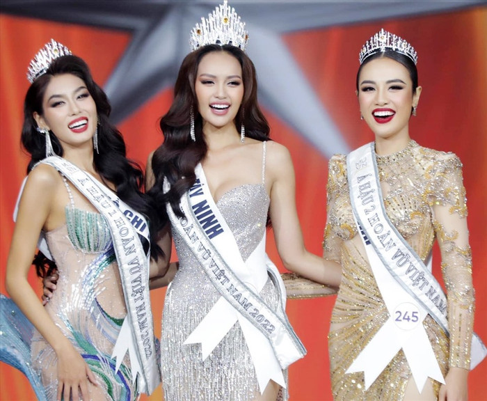 Top 3 Hoa hậu Hoàn vũ Việt Nam 2022 gồm: Hoa hậu Ngọc Châu, Á hậu 1 Thảo Nhi và Á hậu Thuỷ Tiên. Vừa qua, Á hậu Thảo Nhi chính thức mất suất đại diện Việt Nam tham gia Miss Universe 2023 vì không đạt được thoả thuận từ công ty chủ quản và đơn vị nắm giữ bản quyền mới. Về phần Thuỷ Tiên, nàng hậu đang được dân tình dự đoán sẽ đại diện Việt Nam tham gia Miss Supranational 2023 vào tháng 7/2023