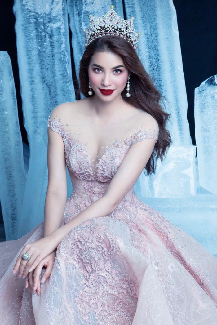 Tại Mỹ, Hoa hậu Hoàn vũ Việt Nam 2015 Phạm Hương vừa chia sẻ loạt ảnh với chiếc vương miện của mình