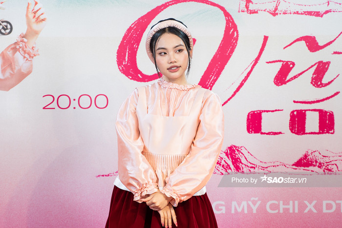 Phương Mỹ Chi trong họp báo ra mắt MV Vũ trụ có anh trưa 26/4.