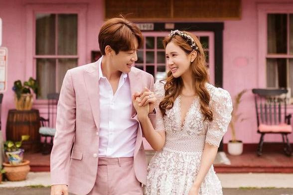 Cả hai đứng chung khung hình ai cũng công nhận rằng cực xứng đôi.