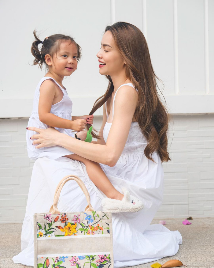 Hồ Ngọc Hà diện đồ 'ton sur ton' cùng ái nữ.