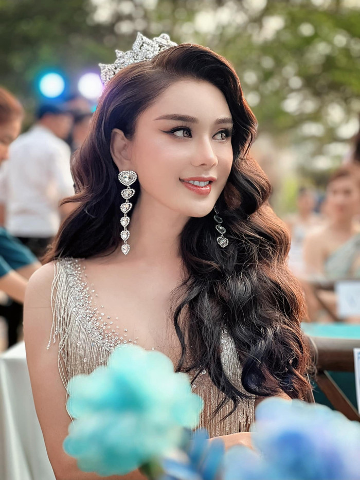 Nữ nghệ sĩ cho biết bản thân đội vương miện theo yêu cầu của ban tổ chức.