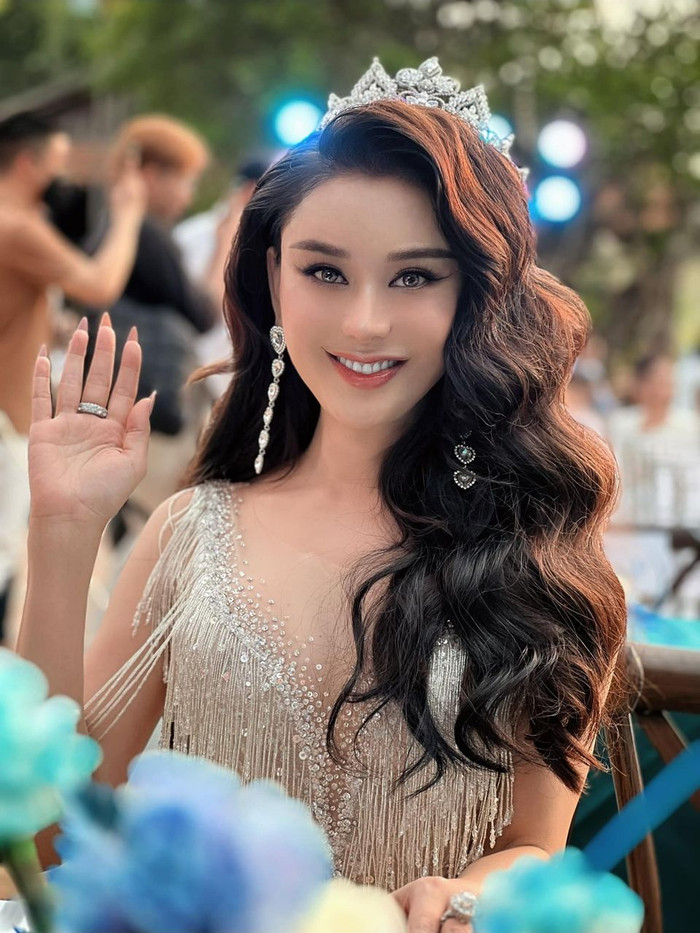 Lâm Khánh Chi xuất hiện tại sự kiện với chiếc vương miện dù không là Hoa, Á hậu.