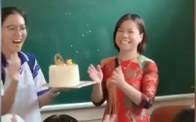 Đang nổi giận vì cả lớp vắng mặt trong tiết của mình, cô giáo vỡ òa khi biết sự thật phía sau Ảnh 2