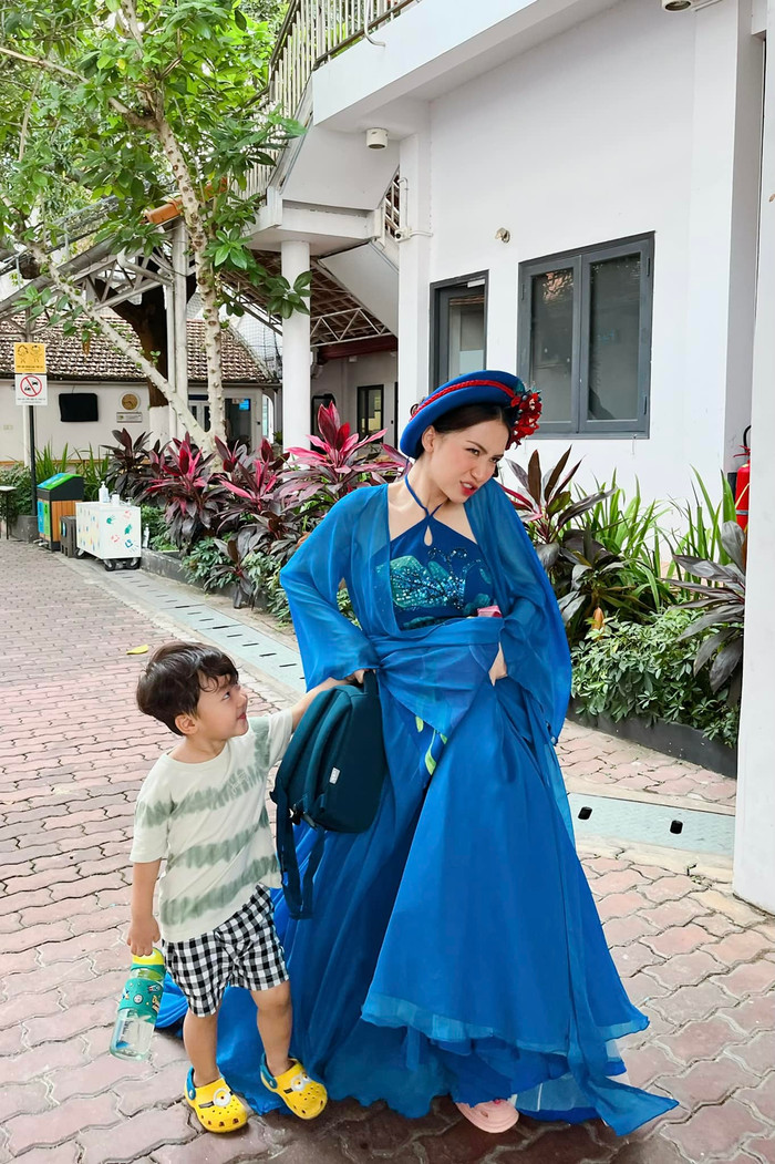 Sau mối tình không trọn vẹn, Hoà Minzy dành thời gian để chăm chỉ hoạt động nghệ thuật và chăm sóc nhóc tỳ