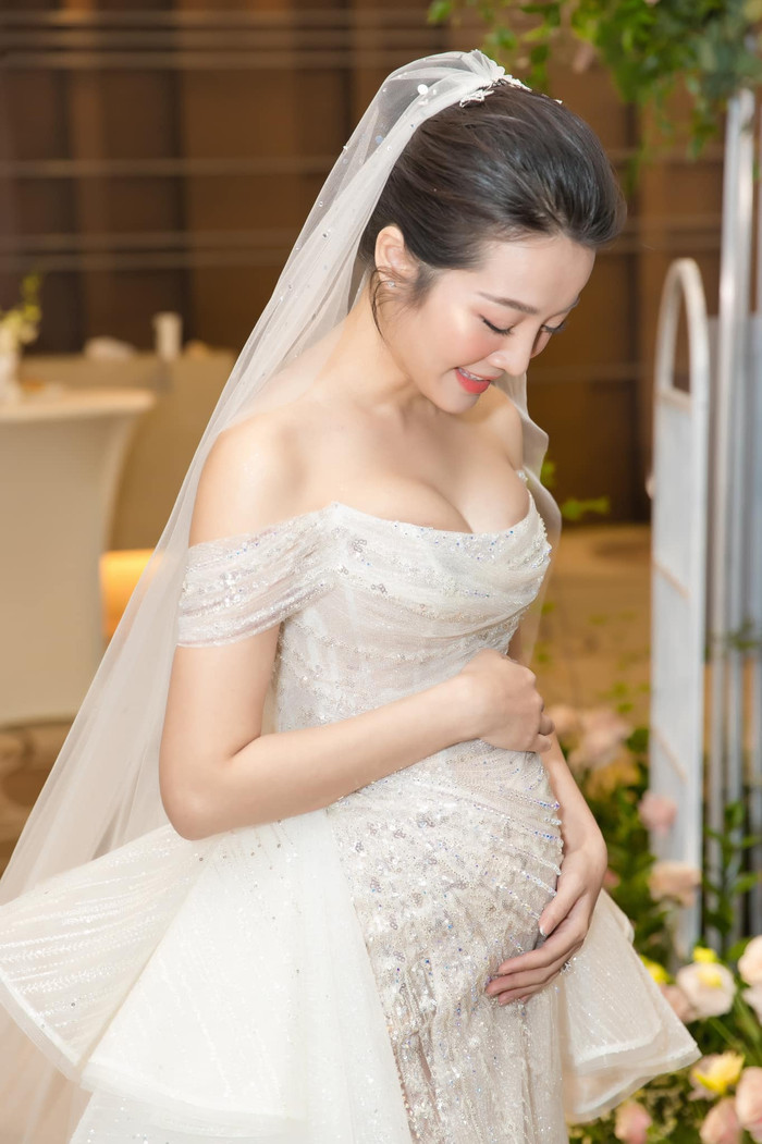 Karen Nguyễn khiến mọi khách mời bất ngời khi khoe bụng bầu 5 tháng trong lễ cưới.