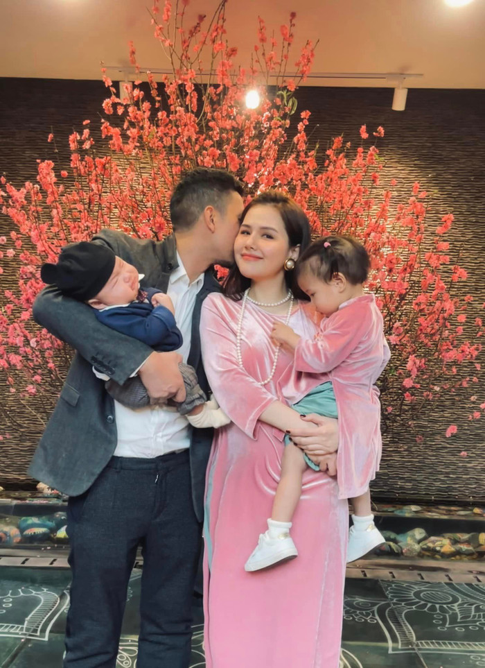 Sau khi lập gia đình, người đẹp lựa chọn lui về ở ẩn để chăm sóc gia đình nhỏ.