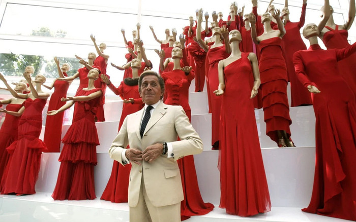 Màu đỏ Valentino: Dấu ấn thời trang của một huyền thoại Ảnh 2