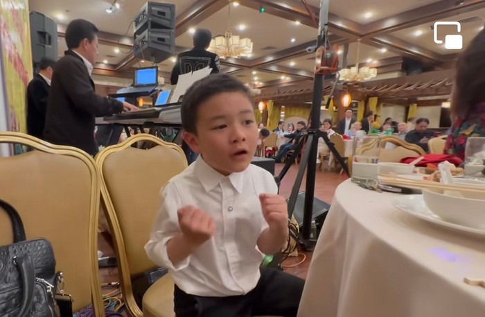 Con trai Đan Trường ngồi dưới theo dõi ba hát, phiêu theo nhạc, không động tác thừa khi biểu diễn như nghệ sĩ chuyên nghiệp. 