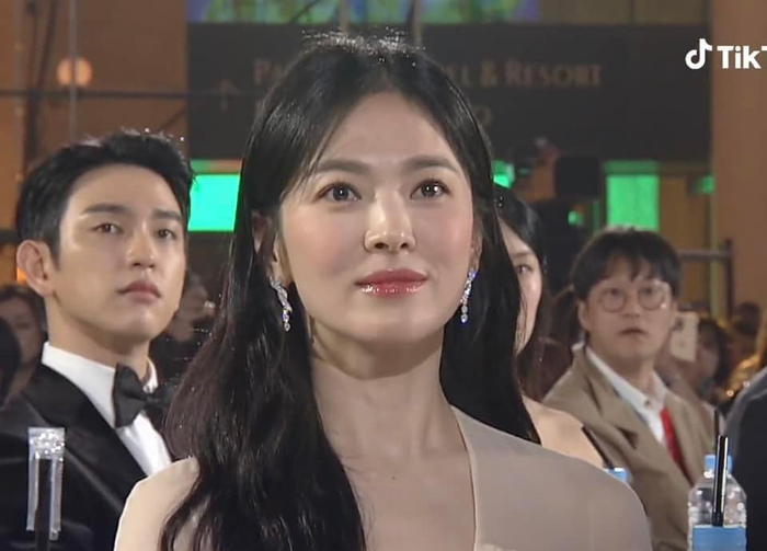 Song Hye Kyo đẹp tinh khôi trên thảm đỏ Baeksang 2023, netizen kiểu: Chỉ biết ước! Ảnh 5