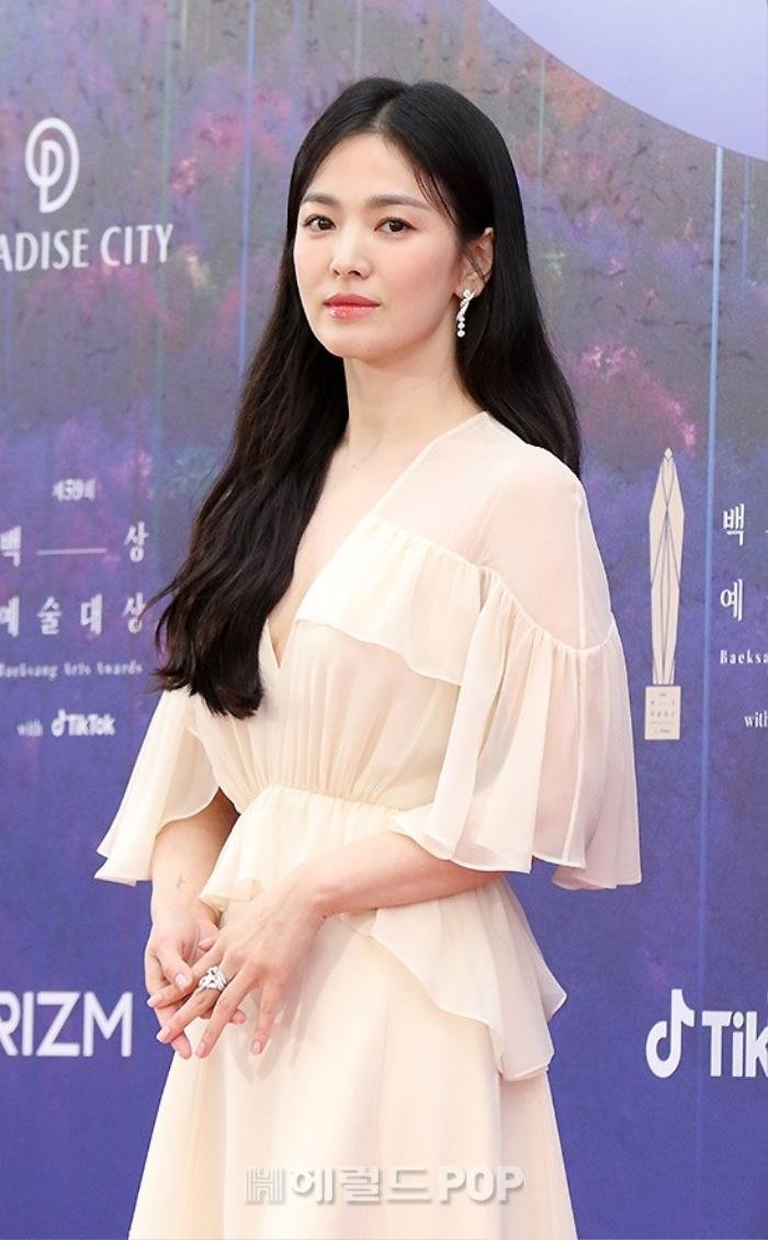 Dàn sao quyền lực đổ bộ thảm đỏ Baeksang: Song Hye Kyo đọ sắc cùng hai mỹ nữ quốc dân Ảnh 1