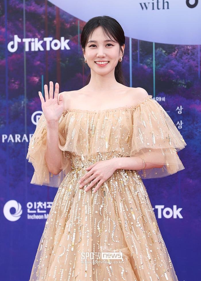 Dàn sao quyền lực đổ bộ thảm đỏ Baeksang: Song Hye Kyo đọ sắc cùng hai mỹ nữ quốc dân Ảnh 2