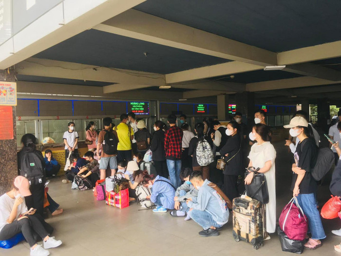 Người dân bắt đầu ùn ùn rời Hà Nội về quê 