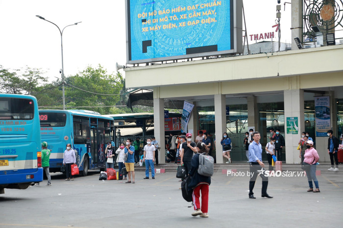 Nhiều hành khách đến bến xe từ đầu giờ chiều vì sợ đông đúc.