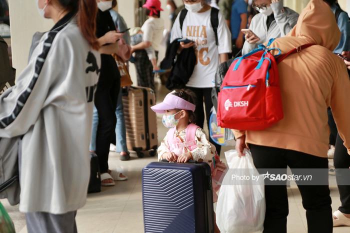 Nhiều em nhỏ theo gia đình về quê nghỉ lễ.
