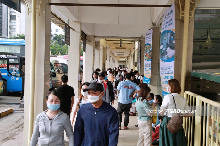 Bến xe khách tấp nập, người dân 'tay xách nách mang' lỉnh kỉnh về quê nghỉ lễ Ảnh 14