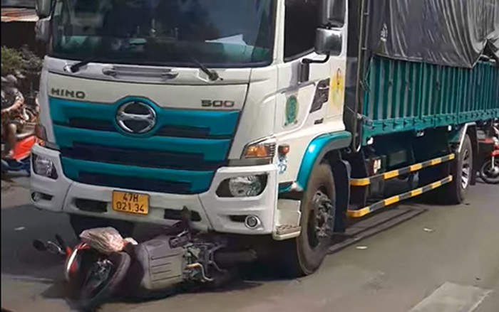 Cô gái trẻ bò ra từ gầm xe tải, chưa kịp hoàn hồn đã đau đớn tột cùng khi phát hiện mẹ đã tử vong Ảnh 2