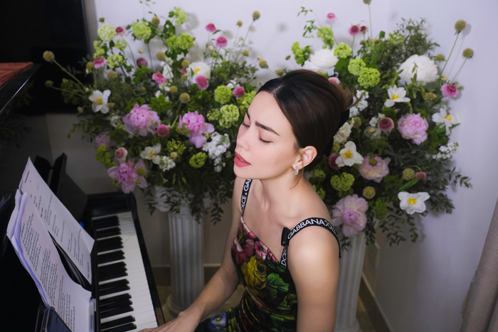 Đây là những hình ảnh ngẫu hứng được chụp người đẹp khi đang livestream với người hâm mộ. Tuy vậy, khí chất của giọng ca sinh năm 1984 và không gian vẫn sang - xịn - mịn như ảnh của tạp chí. 