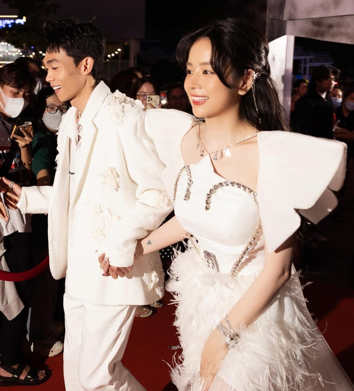 Cả hai luôn đồng hành cùng nhau trong mọi hoạt động, từ nghệ thuật đến cuộc sống đời thường.