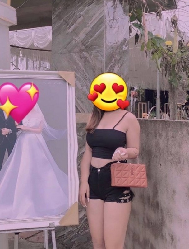 Cô gái mặc áo 2 dây, quần sooc ngắn cũn cỡn trông rất phản cảm&nbsp;