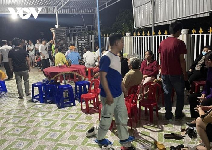 Chính quyền, hàng xóm cùng gia đình đang tổ chức tang sự cho 3 cháu nhỏ đuối nước thương tâm. (Ảnh: VOV)