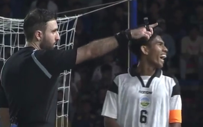 Thủ môn Campuchia cản bóng bằng tay ngoài vùng cấm không bị phạt, đối thủ bật cười Ảnh 2